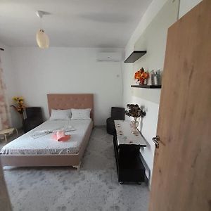 Mona'S Guesthouse
